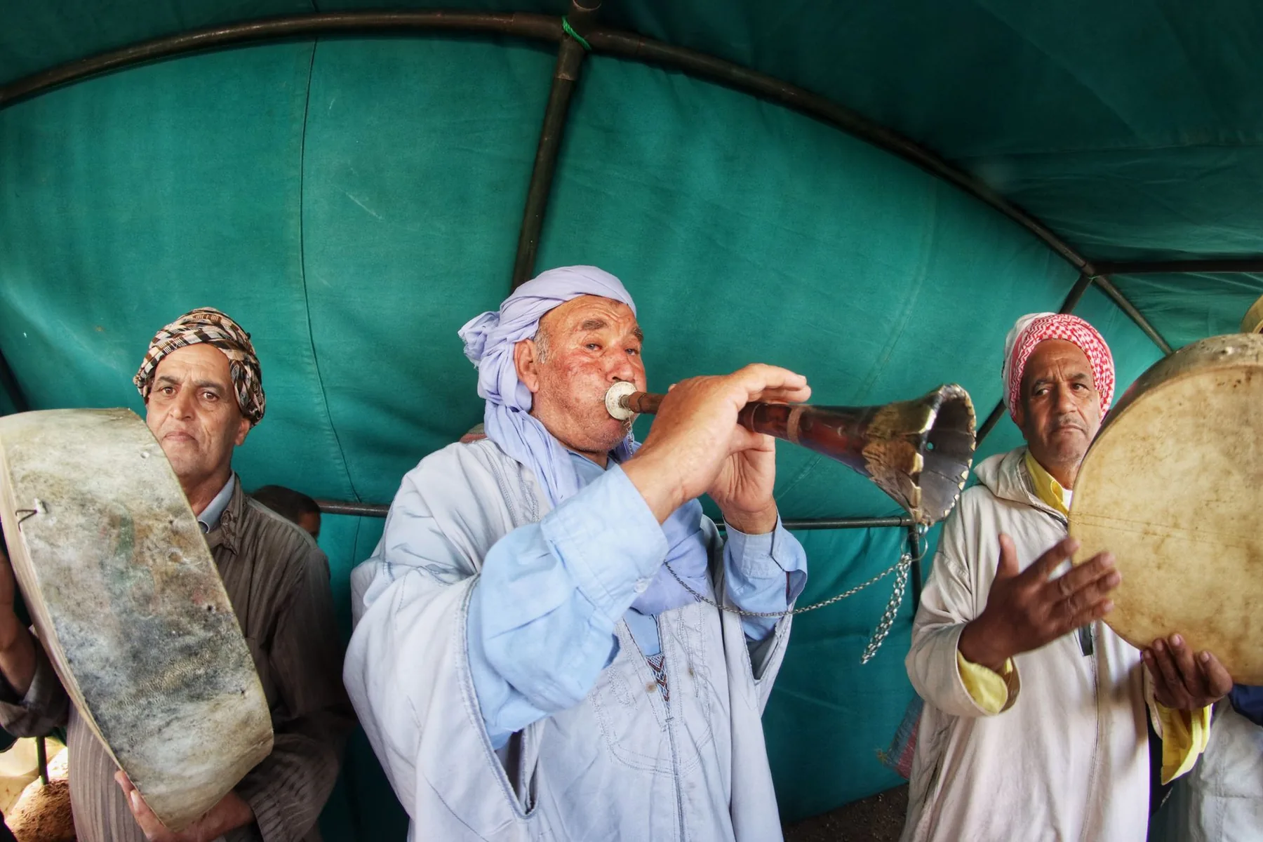 Musiciens traditionnels jouant sous une tente Musiciens traditionnels jouant sous une tente