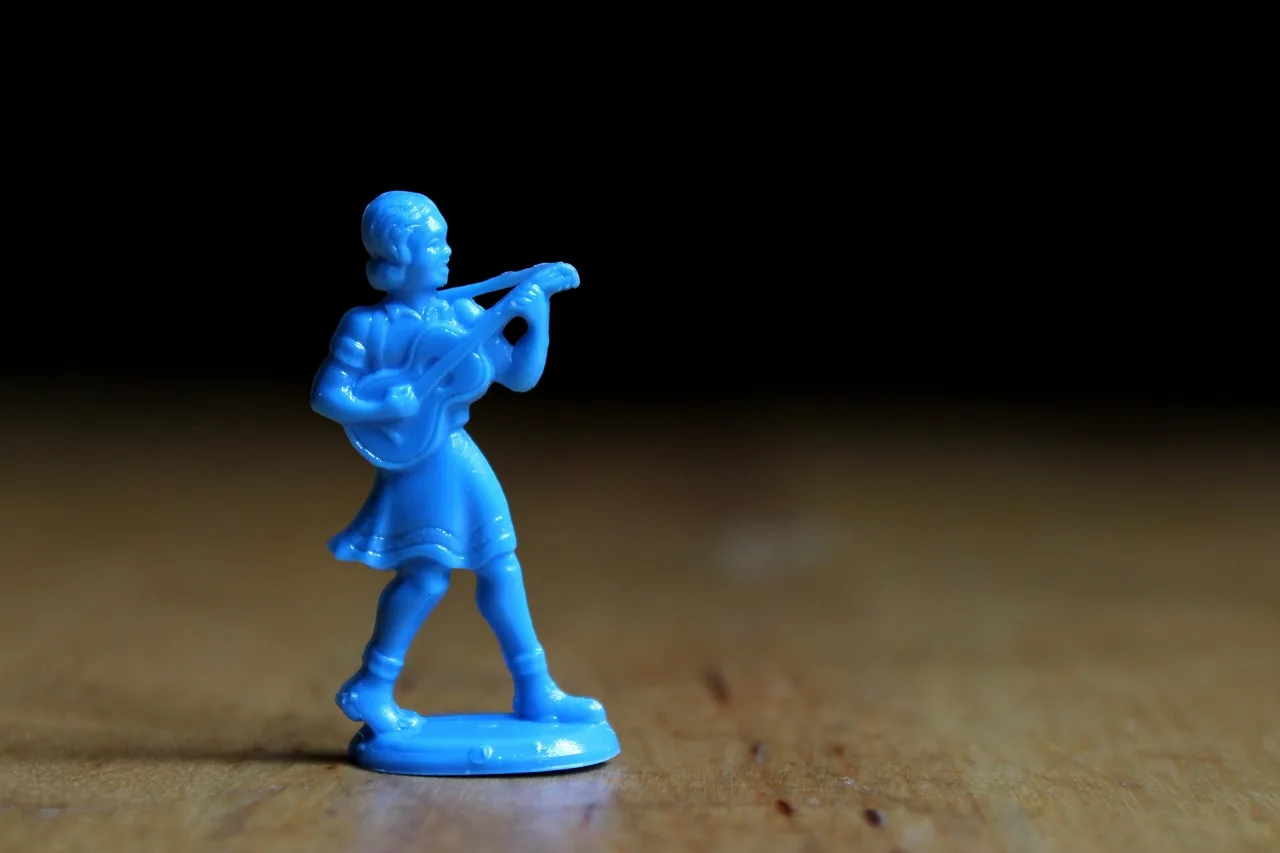 Blues guitarist figurine