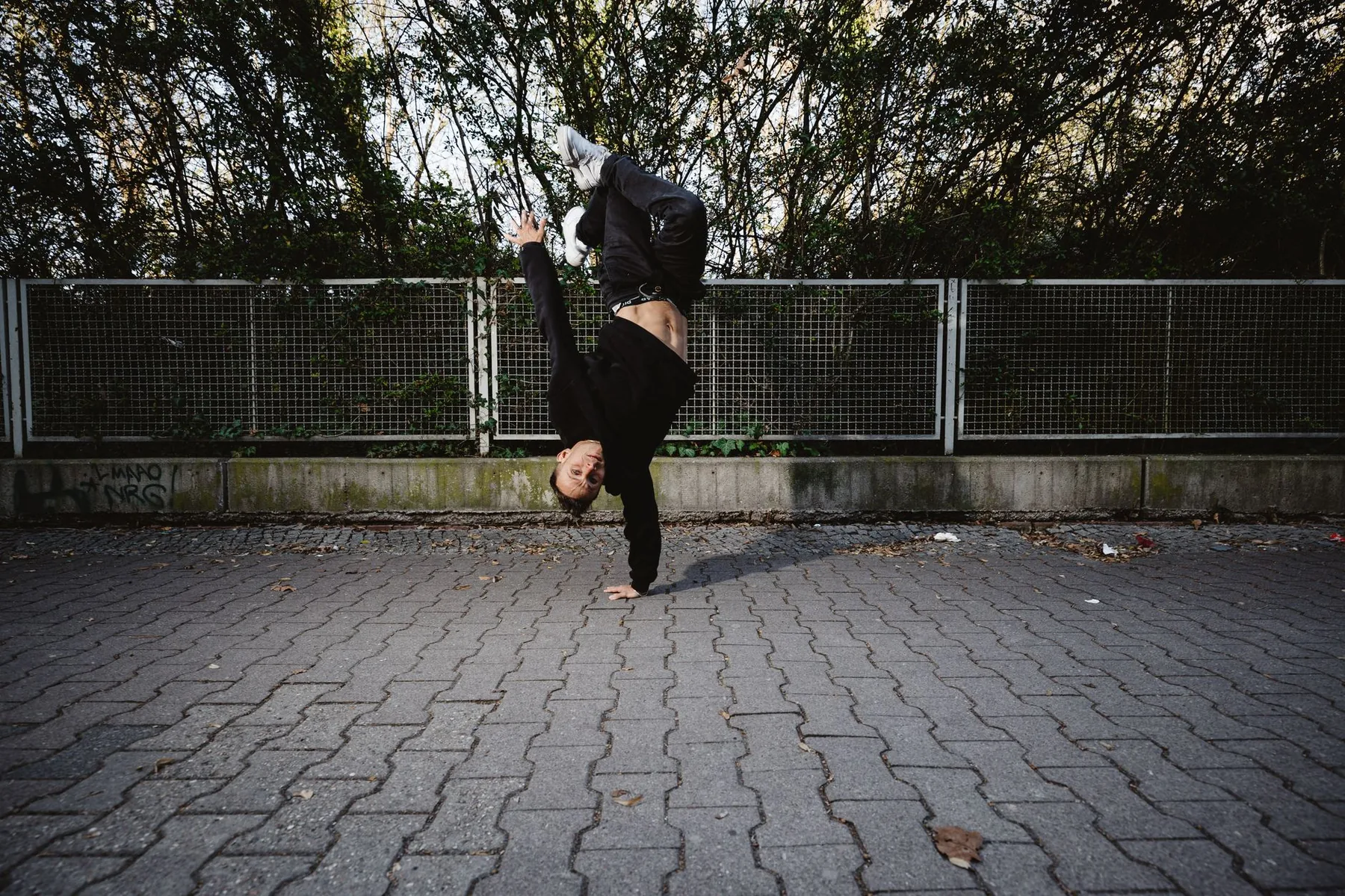 Danseur hip-hop réalisant une figure Danseur hip-hop réalisant une figure