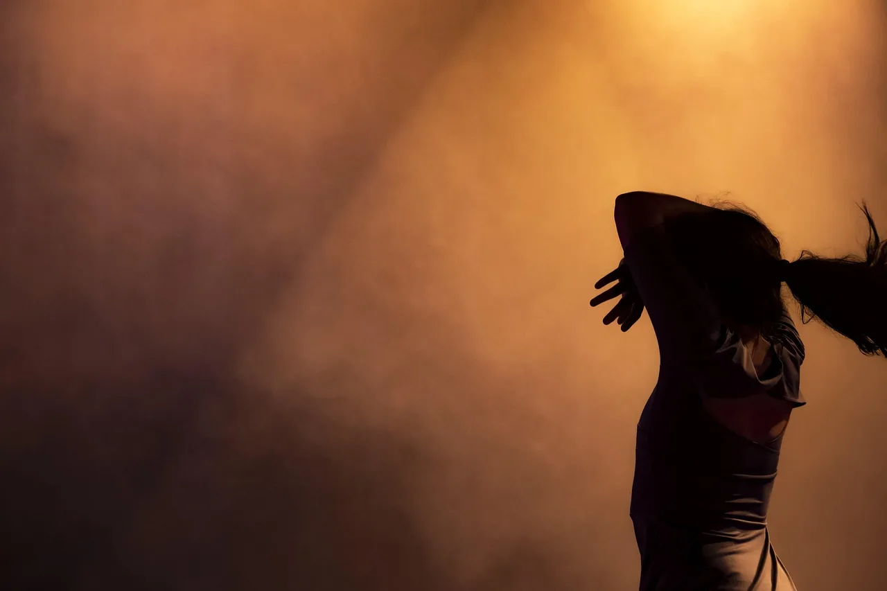 Danseuse hip-hop en mouvement Danseuse hip-hop en mouvement
