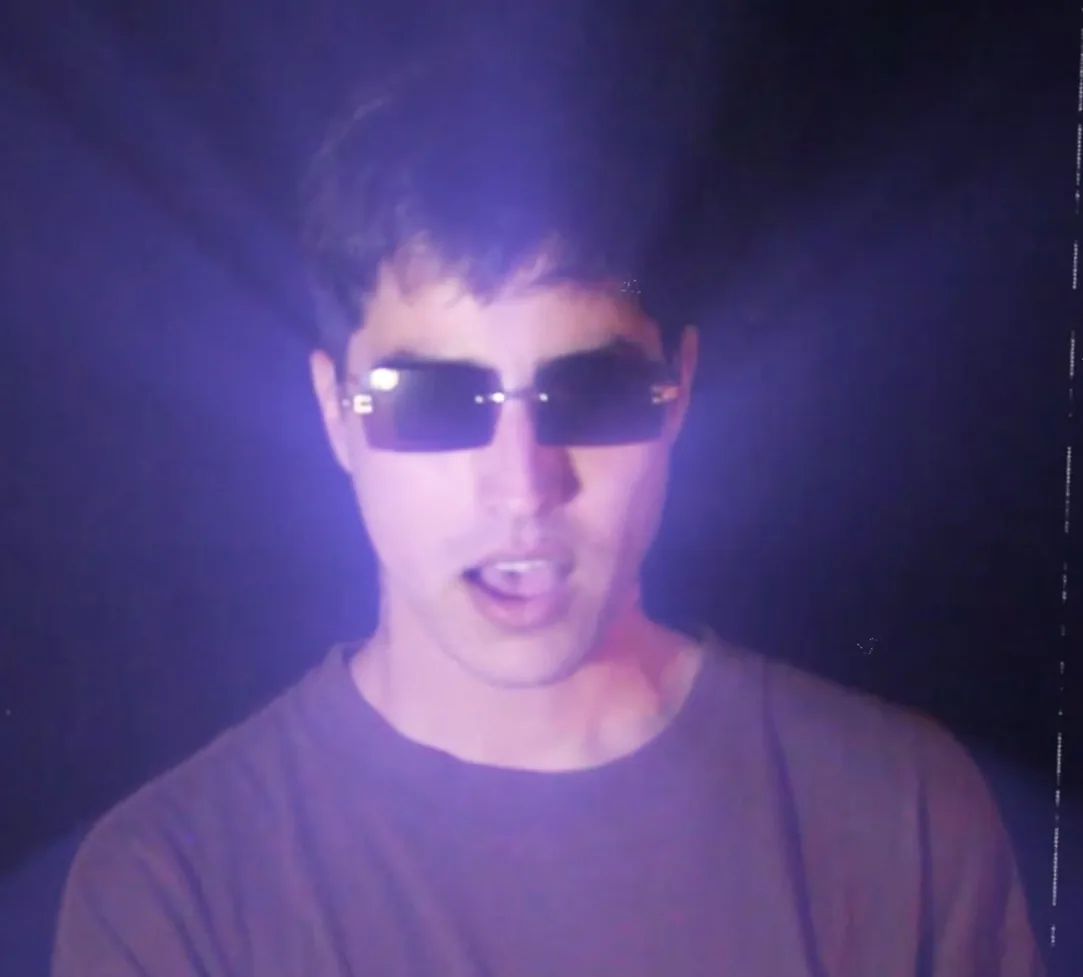Rappeur en concert sous lumière violette