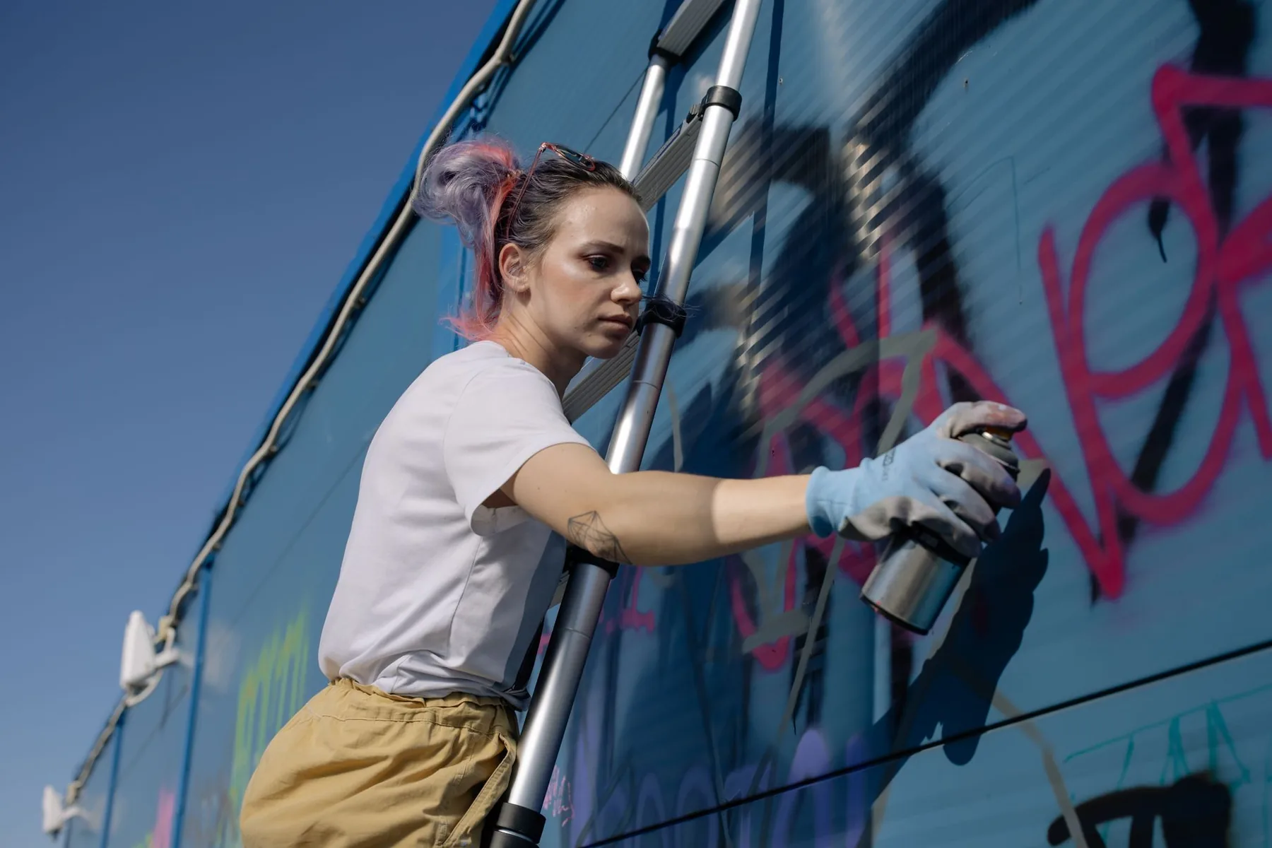Hip-hop artist creating graffiti Hip-hop artist creating graffiti