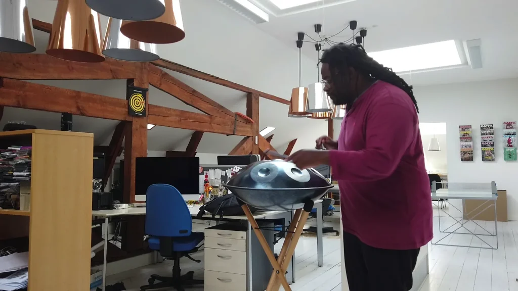 Comparatif : steel tongue drum ou handpan, quelles différences