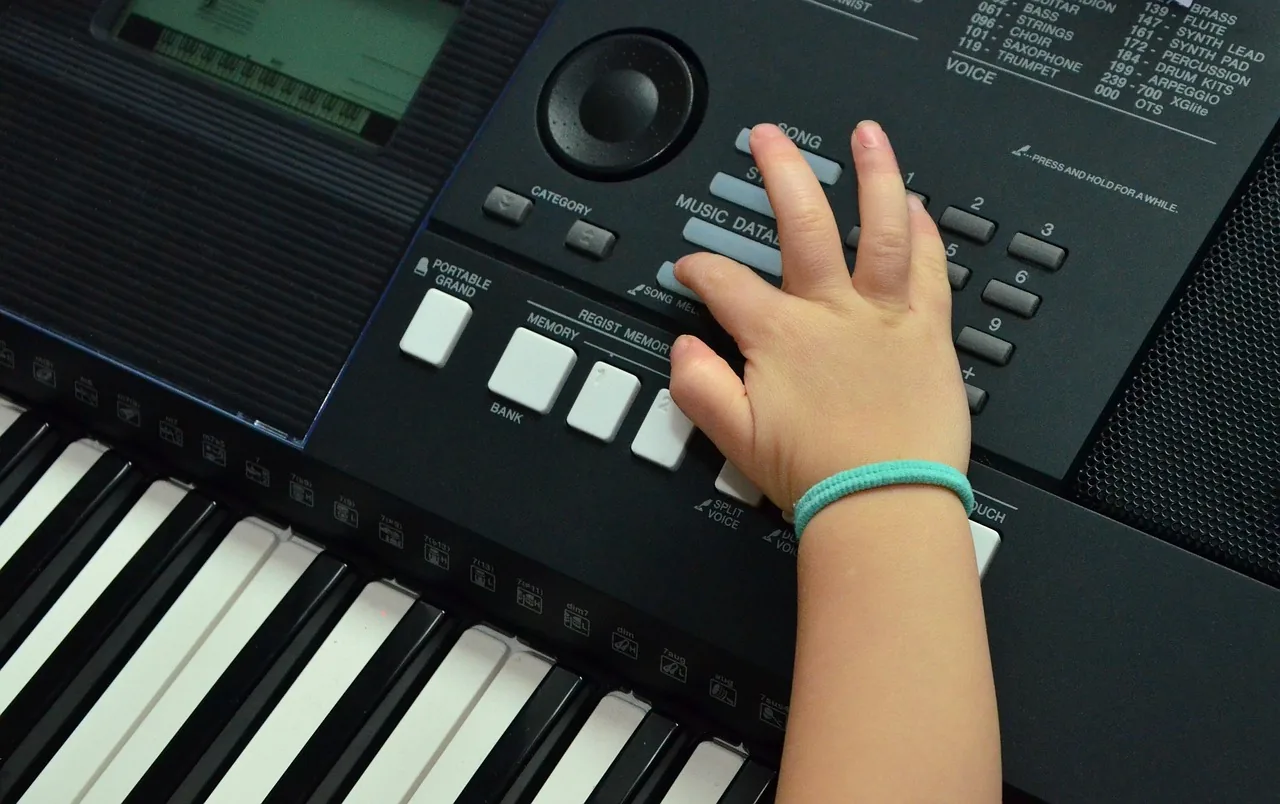 Main sur clavier électronique musical Main sur clavier électronique musical