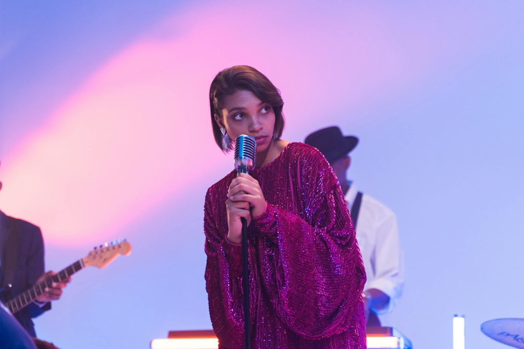 Une femme avec un microphone