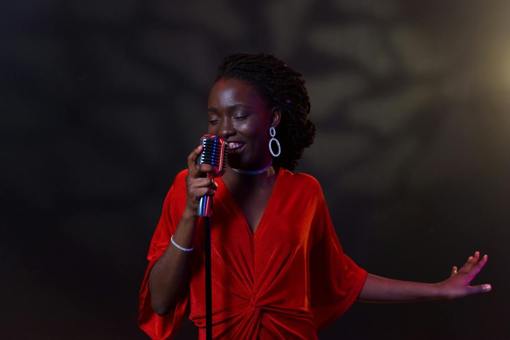 Une femme qui chante