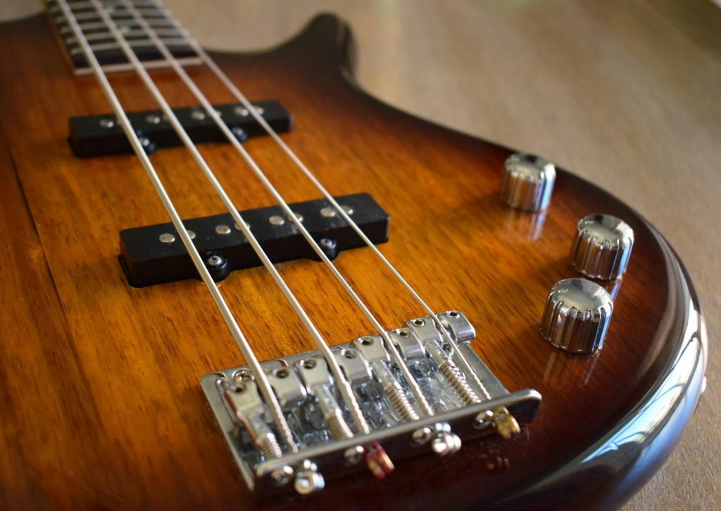 Une guitare basse en gros plan