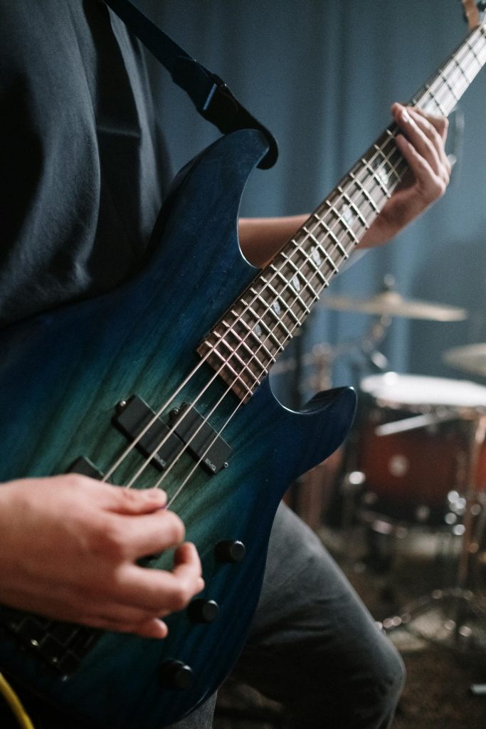 Musicien jouant de la guitare basse